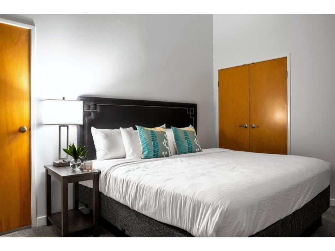 Beautiful 2Br 2Ba In The Block By Cozysuites Индианаполис Екстериор снимка