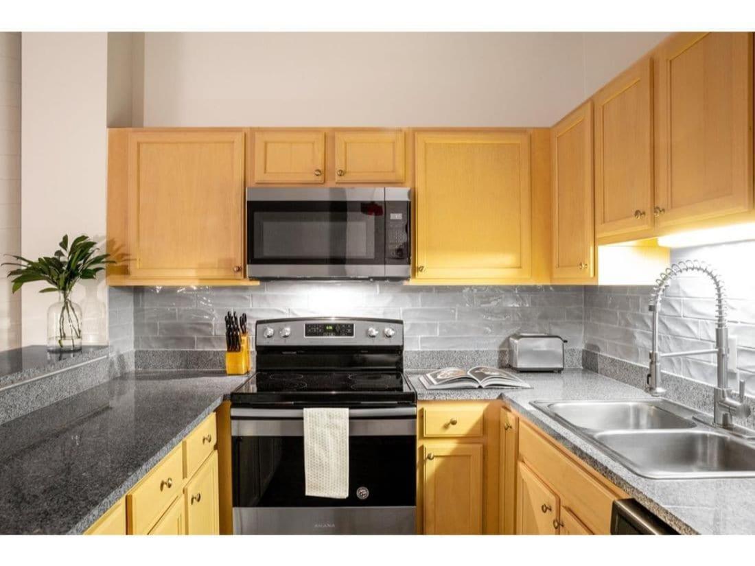 Beautiful 2Br 2Ba In The Block By Cozysuites Индианаполис Екстериор снимка