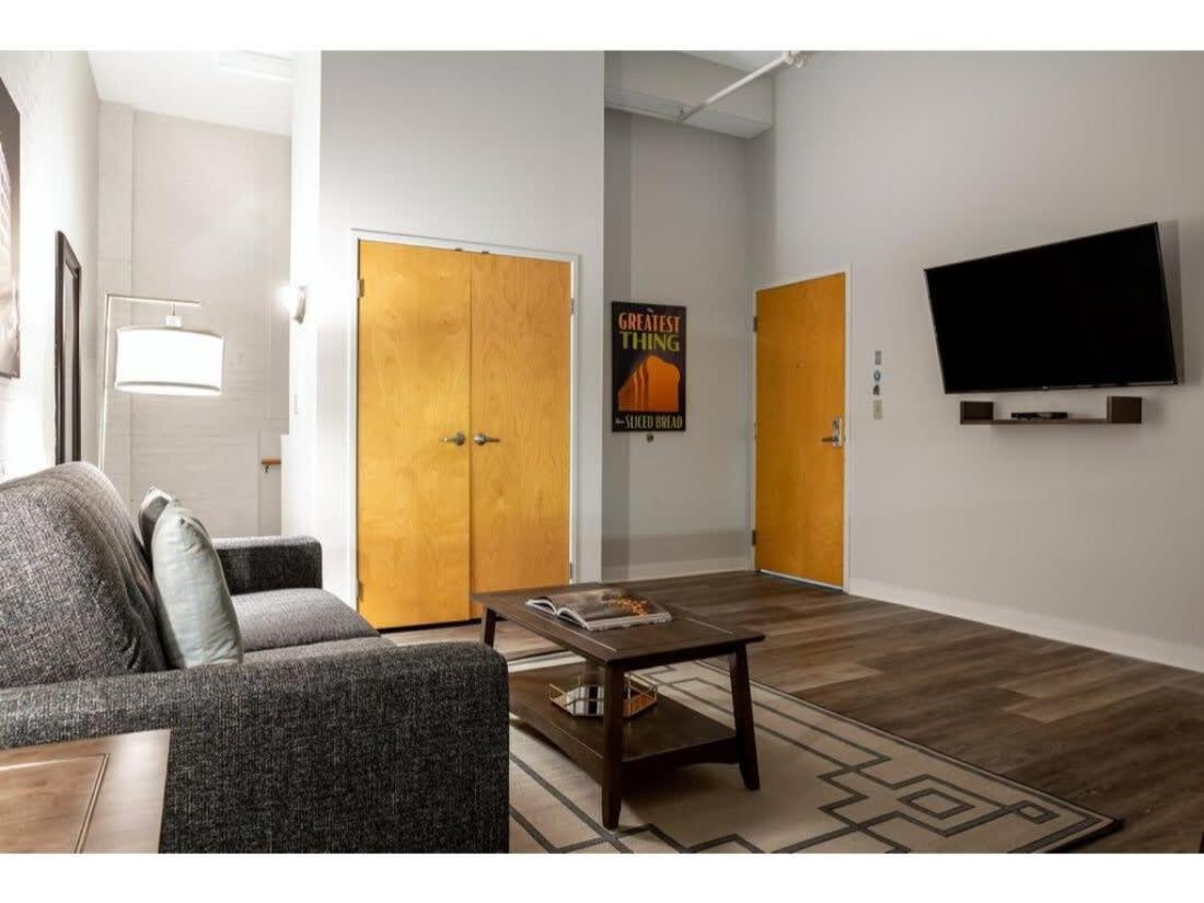 Beautiful 2Br 2Ba In The Block By Cozysuites Индианаполис Екстериор снимка