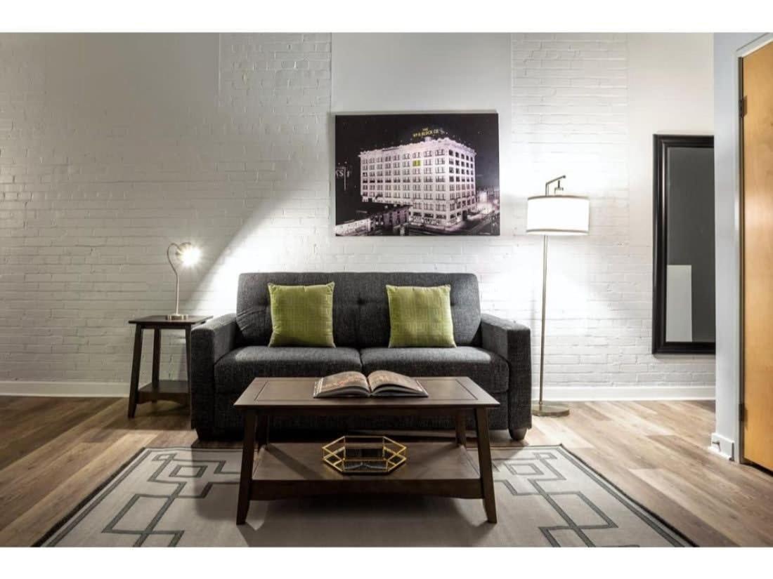 Beautiful 2Br 2Ba In The Block By Cozysuites Индианаполис Екстериор снимка
